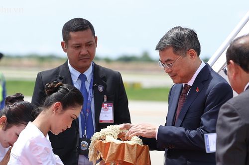 Thủ tướng Lê Minh Hưng tới Phnom Penh, bắt đầu thăm Campuchia