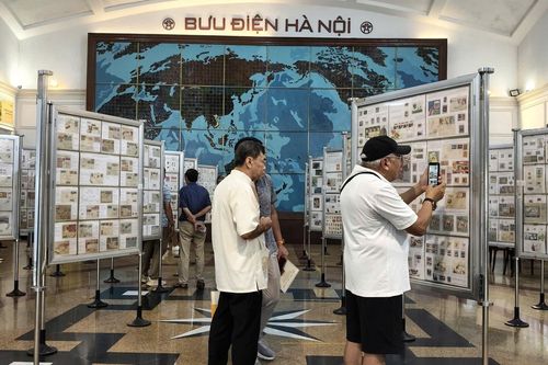 Trưng bày 22 bộ sưu tập tem tái hiện hình ảnh 'Hà Nội ngàn năm văn hiến'