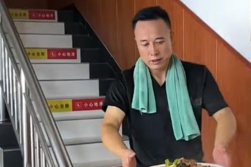 Đầu bếp U50 có ngoại hình giống tỷ phú Elon Musk, bán thịt nướng đắt hàng