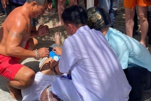 Nam du khách bất ngờ hôn mê ở bãi biển Nha Trang và không qua khỏi