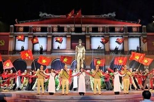 Tổ chức chương trình nghệ thuật '80 năm - Vang mãi bản hùng ca Hà Nội'