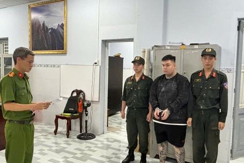 Bắt tạm giam đối tượng nổ súng bắn người giữa đường