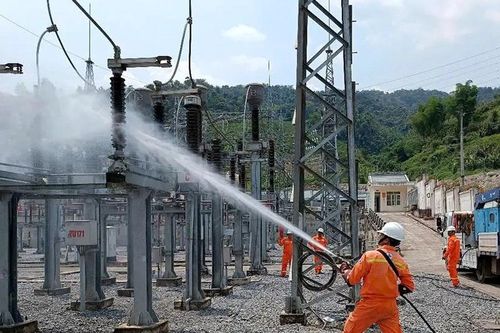 Tháo gỡ vướng mắc mặt bằng tại hàng loạt dự án truyền tải điện