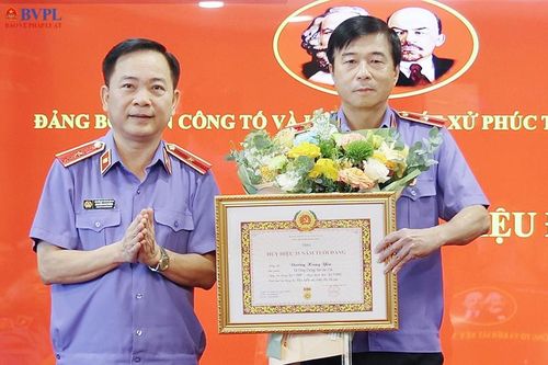 Trao Huy hiệu 35 năm tuổi Đảng tặng Đảng viên thuộc Đảng bộ Viện Phúc thẩm 1
