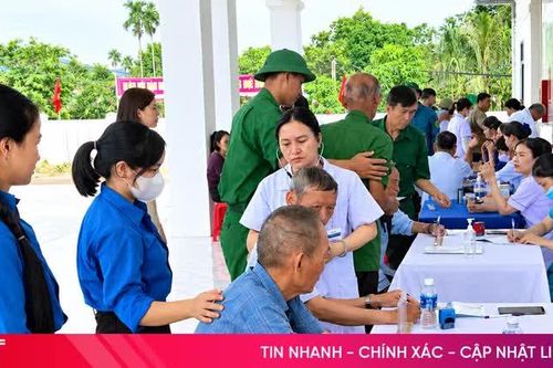 Thắm tình quân dân qua màu áo blouse