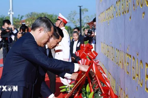 Thủ tướng Lê Minh Hưng và Thủ tướng Lào Saleumxay Kommasith dâng hoa tại Công viên Hữu nghị Lào-Việt Nam