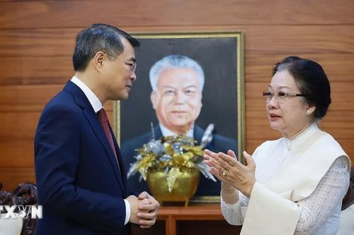 Thủ tướng Lê Minh Hưng thăm gia đình cố Chủ tịch Quốc hội Lào Xaysomphone Phomvihane