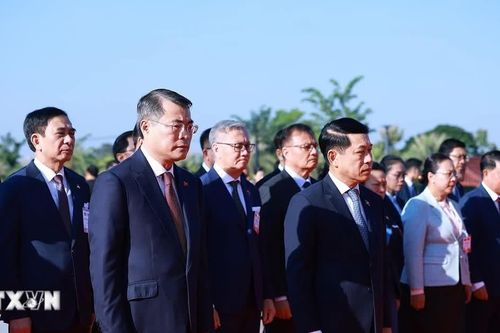 Thủ tướng Lê Minh Hưng và Thủ tướng Lào dâng hoa tưởng niệm các vị lãnh tụ hai nước