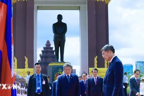 Thủ tướng đặt hoa tại Đài tưởng niệm cố Quốc vương Campuchia Norodom Sihanouk