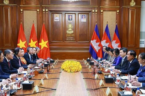 Thủ tướng Lê Minh Hưng gặp Chủ tịch Đảng Nhân dân Campuchia, Chủ tịch Thượng viện Hun Sen