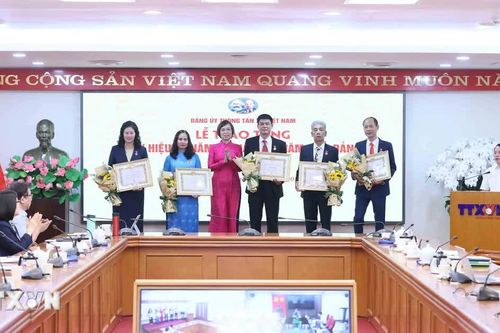 Đảng ủy TTXVN trao tặng Huy hiệu 40, 35 và 30 năm tuổi Đảng