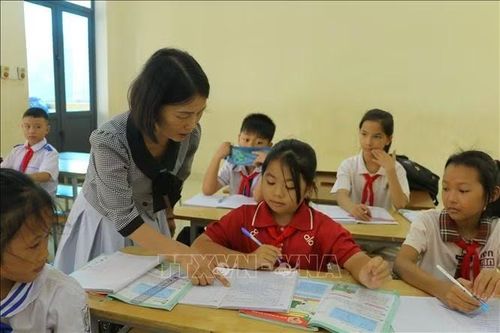 Học sinh Tiến Sơn (Nghệ An) trở lại trường