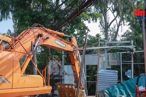 UBND phường Đại Mỗ tháo dỡ loạt nhà xưởng trái phép ven sông Nhuệ