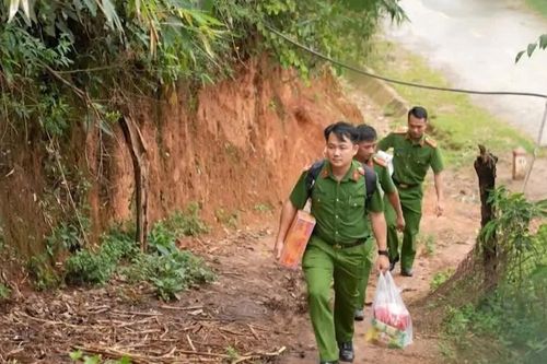 Đỡ đầu 25 học sinh dân tộc, thực hiện chính sách giáo dục vùng cao