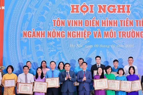Tôn vinh điển hình tiên tiến ngành nông nghiệp và môi trường