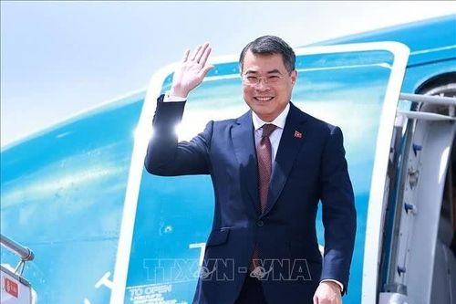 Thủ tướng Lê Minh Hưng đến thủ đô Phnom Penh, bắt đầu thăm chính thức Campuchia
