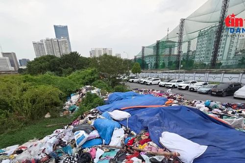 Quần áo chất đống như núi tại dự án đường Phạm Hùng - Lê Đức Thọ
