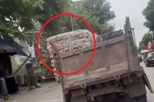 Thiếu biển số, chở hàng lệch xe, tài xế xe tải bị phạt gần 24 triệu đồng