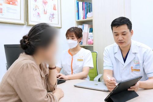 Người phụ nữ âm thầm chịu đựng những cơn bốc hỏa và lời cảnh báo từ bác sĩ