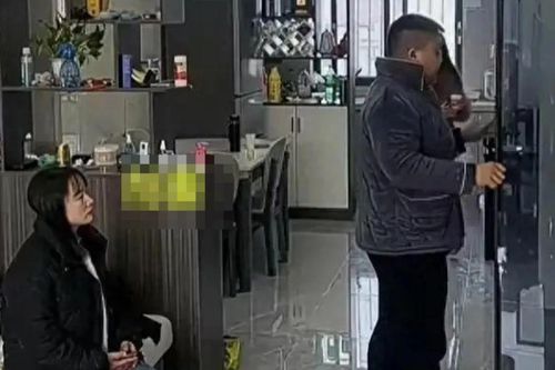 Về nhà chồng cũ lấy đồ, người phụ nữ sững sờ trước cảnh tượng không ngờ