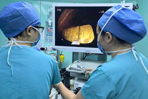 Bé gái 5 tuổi nuốt thỏi vàng 50 gram vào bụng, bác sĩ kinh ngạc khi siêu âm