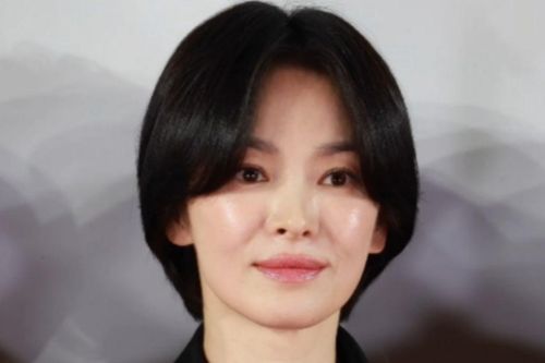 Song Hye Kyo bất ngờ xuất hiện trong vòng tay Kang Dong Won ở tuổi 46