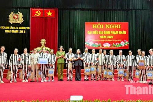 Tặng quà nữ phạm nhân nhân Ngày Phụ nữ Việt Nam