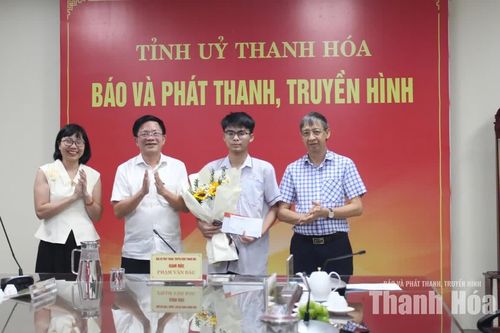 Công đoàn Báo và Phát thanh, truyền hình Thanh Hóa trao thưởng đột xuất cho học sinh đoạt Huy chương Vàng Olympic quốc tế
