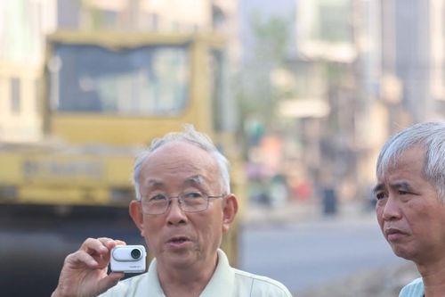 [Phóng sự ảnh] Người dân Hà Nội phấn khởi đợi đường vành đai 2,5 về đích