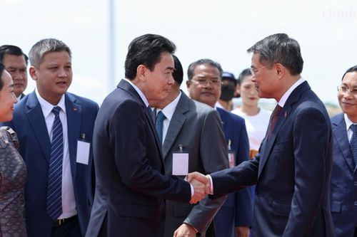 Thủ tướng Lê Minh Hưng tới Phnom Penh, bắt đầu chuyến thăm chính thức Campuchia