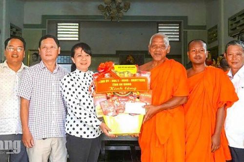 Sở Dân tộc và Tôn giáo chúc mừng chùa Kal Bô Pruk dịp lễ Sene Đôn Ta