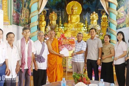 Sở Dân tộc và Tôn giáo thăm đồng bào Khmer dịp lễ Sene Đôn Ta