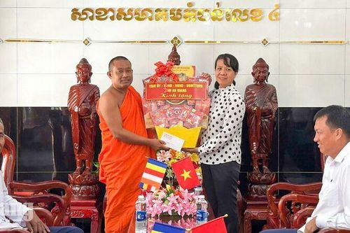 Thăm, tặng quà lễ Sene Đôn Ta tại hai xã Cô Tô và Ô Lâm