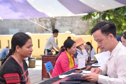 Cán bộ về tận cơ sở hỗ trợ đồng bào Cơ Tu làm giấy tờ đất