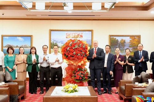 Chủ tịch UBND thành phố Nguyễn Mạnh Hùng thăm, chúc mừng doanh nghiệp nhân Ngày Doanh nhân Việt Nam (13/10)