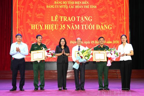 Trao tặng Huy hiệu 35 năm tuổi Đảng cho 3 đảng viên