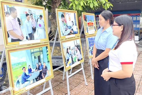 Trưng bày triển lãm ảnh kỷ niệm 65 năm Hội nghị lần thứ nhất Trung ương Cục miền Nam