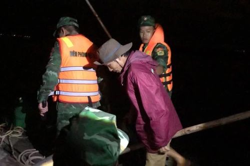 Bắt quả tang vụ khai thác cát trái phép trên đầm Thị Nại