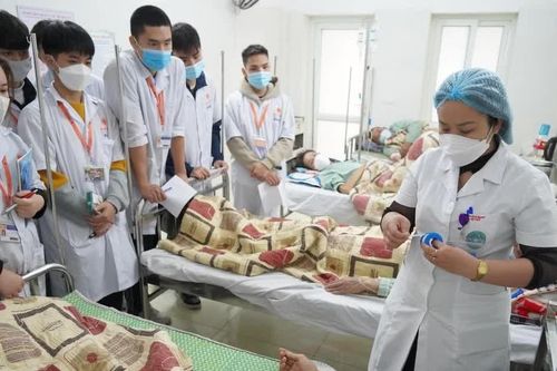 Địa phương mạnh tay "đặt hàng" bác sĩ: Miễn học phí, hỗ trợ sinh hoạt để đổi lấy cam kết trở về