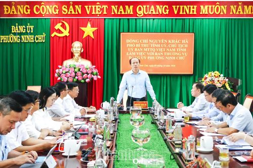 Phó Bí thư Tỉnh ủy, Chủ tịch Ủy ban MTTQ Việt Nam tỉnh Nguyễn Khắc Hà làm việc với Ban Thường vụ Đảng ủy phường Ninh Chử