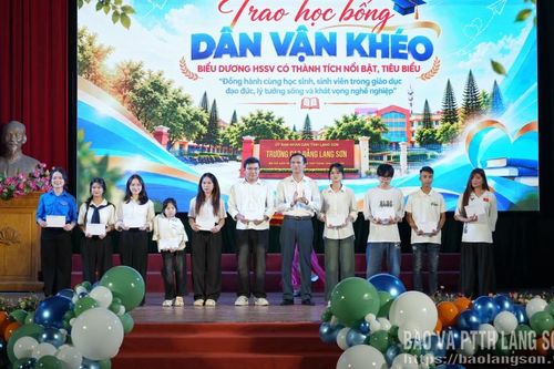 Trường Cao đẳng Lạng Sơn trao học bổng cho sinh viên khó khăn và tân sinh viên có thành tích tiêu biểu