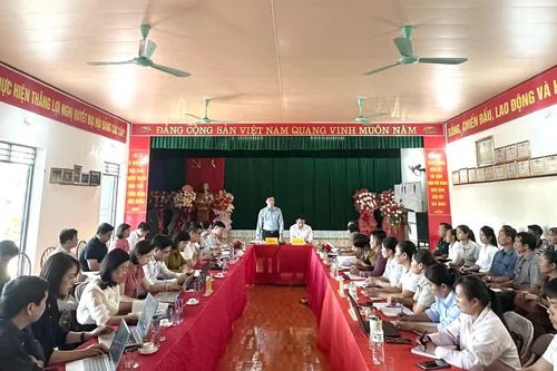 Thường trực Đảng ủy xã Yên Bình làm việc với một số thôn trên địa bàn