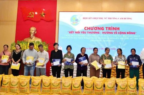 Cam Đường trao 96 suất quà cho hội viên phụ nữ có hoàn cảnh khó khăn