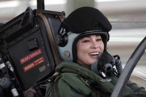 Hoàng hậu Thái Lan lần đầu một mình lái tiêm kích Gripen, được nhà vua trao băng tay vàng