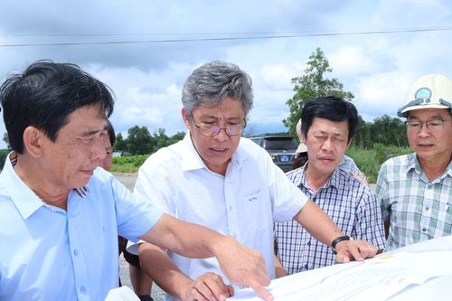 Phó Chủ tịch UBND tỉnh Lâm Đồng Nguyễn Minh kiểm tra tiến độ dự án giao thông ven biển