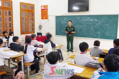 Trang bị pháp luật cho học sinh vùng biên