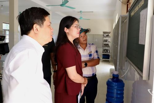 Giám sát đột xuất việc tổ chức bữa ăn bán trú tại Đại Phúc