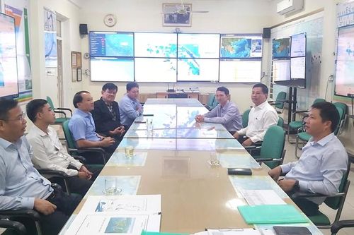 Phó Bí thư Thành ủy, Chủ tịch HĐND TP. Huế Phạm Đức Tiến kiểm tra công tác trực ban ứng phó mưa lớn