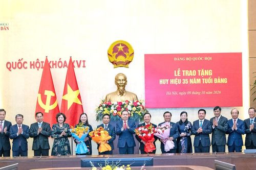Chủ tịch Quốc hội Trần Thanh Mẫn trao Huy hiệu Đảng tặng các đồng chí lãnh đạo, nguyên lãnh đạo Quốc hội