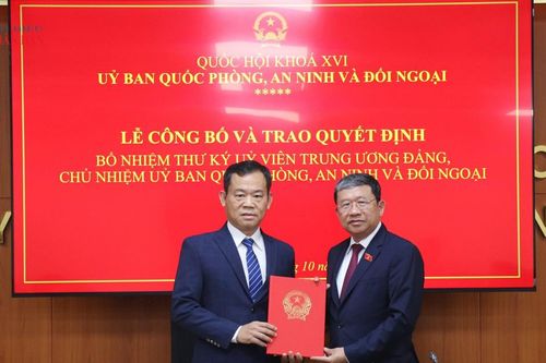 Ủy ban Quốc phòng, An ninh và Đối ngoại trao quyết định về công tác cán bộ